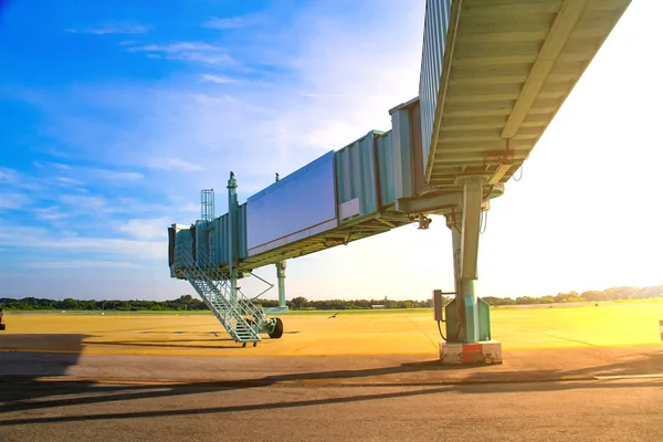 Ponte de avião no aeroporto para embarque de passageiros ou Jetway wai — Fotografia de Stock