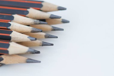 Beyaz bir tablo üzerinde bir kutu kalem.