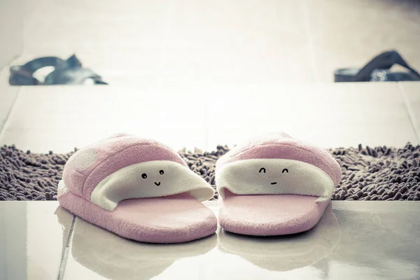 Amigo feliz: o sapato do sorriso na porta — Fotografia de Stock