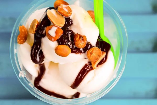 Cacahuetes en helado en una taza sobre la mesa . — Foto de Stock