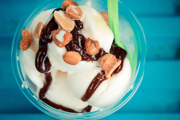 Cacahuetes en helado en una taza sobre la mesa . — Foto de Stock