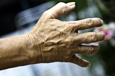 Yaşlı adam el Siyah arka plan üzerine izole