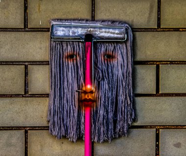 Duvara süpürge yüzü
