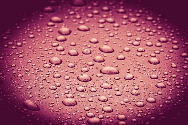 Gotas de agua en el suelo rojo, resumen de la condensación en la fl — Foto de Stock