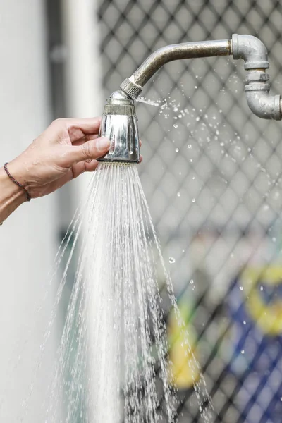 Hand stellen Sie den Duschkopf und Wasserverlust ein — Stockfoto