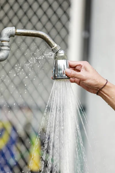 Ajuste a mano el cabezal de ducha y la fuga de agua —  Fotos de Stock