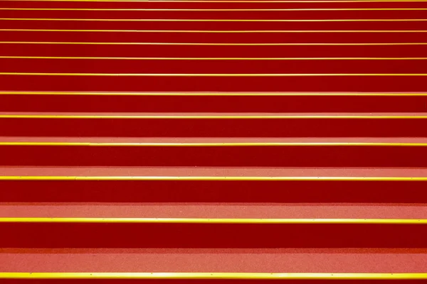Červené schody nebo červený koberec na schodech v luxusním interiéru — Stock fotografie