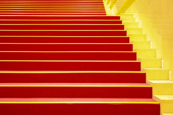 Escaleras rojas o alfombra roja en las escaleras en un interior de lujo —  Fotos de Stock