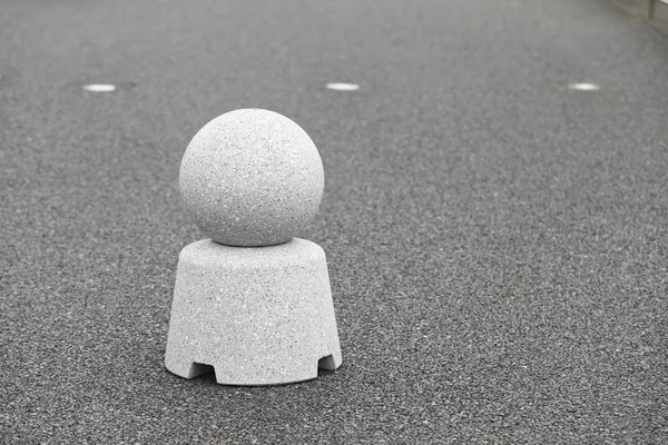 Гранитные шарики для украшения на тротуарной дороге — стоковое фото