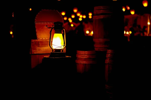 Lámpara antigua con los viejos barriles de madera recogiendo cerveza — Foto de Stock