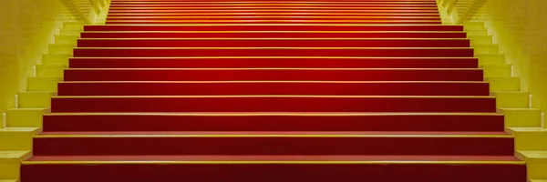 Escaleras rojas o alfombra roja en las escaleras en un interior de lujo — Foto de Stock