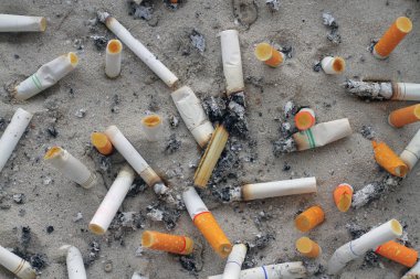 Sigara popo sigara kül tablası ile kum ve sigara saplama üzerinde