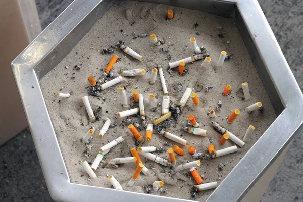 砂とタバコのスタブと灰皿にタバコお尻タバコ — ストック写真