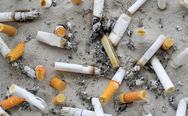 砂とタバコのスタブと灰皿にタバコお尻タバコ — ストック写真