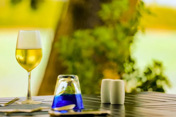 Wein Weiß Auf Einem Tisch Sonnenlicht Stockbild