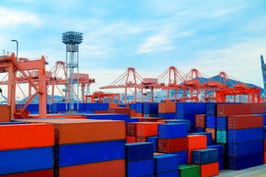 Limanda nakliye bekleyen konteynerler