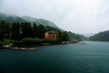 Yağmur gününde Ashinoko Gölü'ndeki liman, Hakone, Japonya 