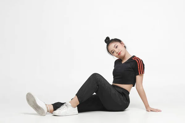 Adolescentes asiático chica en sportswear y yoga estilo en blanco fondo —  Fotos de Stock