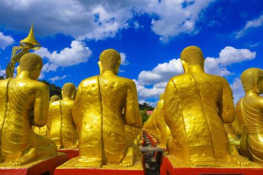 Tayland'ın Nakhon nayok eyaletinde bulunan Makha Bucha Budist anıt parkında 1.250 buda heykeli ile altın Buda heykeli