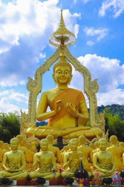 Tayland'ın Nakhon nayok eyaletinde bulunan Makha Bucha Budist anıt parkında 1.250 buda heykeli ile altın Buda heykeli