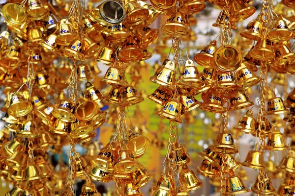 仏教徒の祝福のために側にぶら下がる小さな金の鐘 — ストック写真