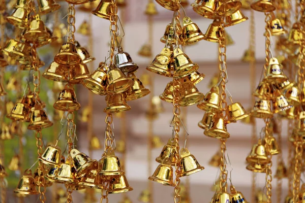 仏教徒の祝福のために側にぶら下がる小さな金の鐘 — ストック写真