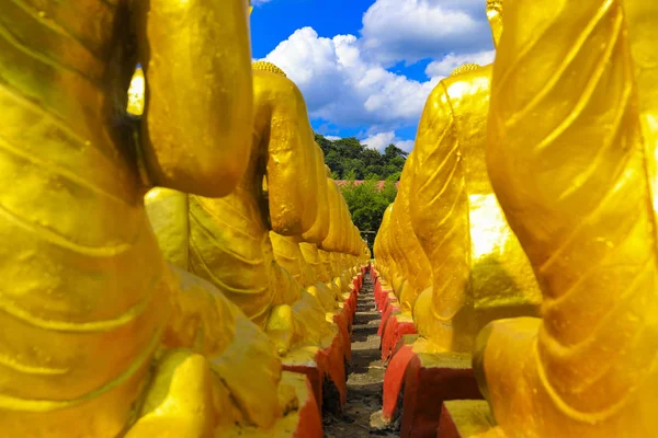 Estatua Buda Oro Con Entre Pequeña Estatua Buda 250 Makha — Foto de Stock