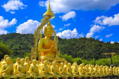 Tayland'ın Nakhon nayok eyaletinde bulunan Makha Bucha Budist anıt parkında 1.250 buda heykeli ile altın Buda heykeli