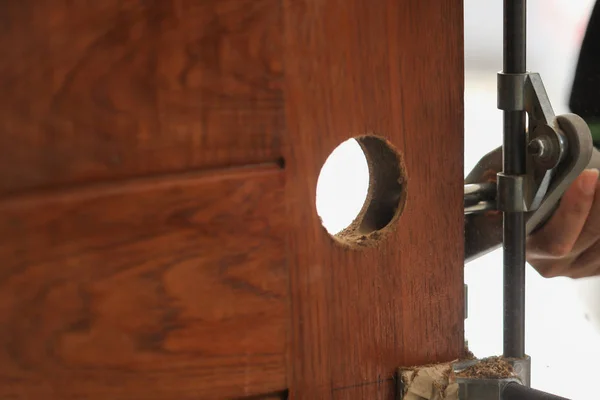 Vrtání a instalace nového zámku na dřevěných dveřích — Stock fotografie
