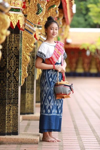 푸 타이 드레스 : 젊은 십대 아시아 착용 타이어 전통 드레스. — 스톡 사진