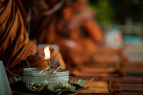Thaise religieuze rituelen: handen van monniken, kaarsen gebruikt in ceremonie — Stockfoto