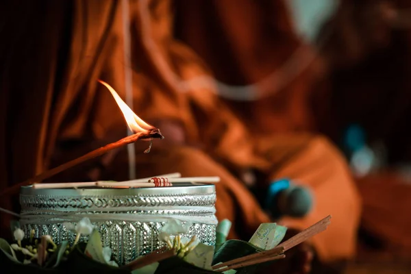 Tay dini ritüeller : rahiplerin elleri, Mumlar seremon kullanılan