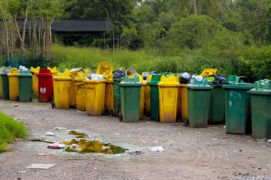 Yeşil ve sarı çöp bidonları