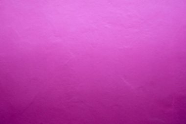 Arka planda drenaj borusu olan pembe beton.