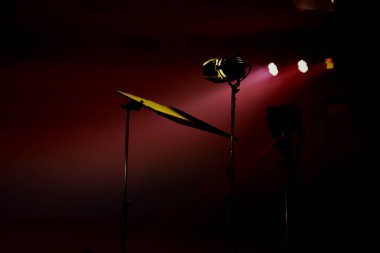 Arkaplan için projektörden gelen ışık