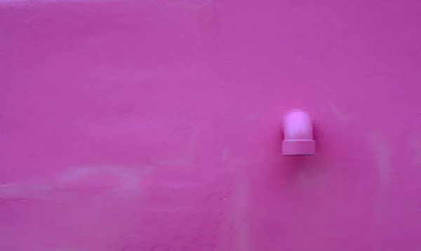 Рожевий бетон з дренажною трубою для фону . — стокове фото