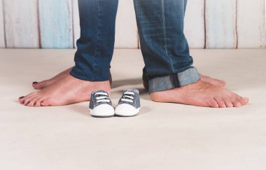 Gelecekteki ayakkabılı anne ve baba.