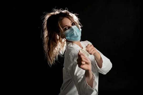 Γυναίκα Φορώντας Ιατρική Στολή Λαμβάνοντας Διασκέδαση Προστατευτικά Γάντια Μαύρο Φόντο — Φωτογραφία Αρχείου