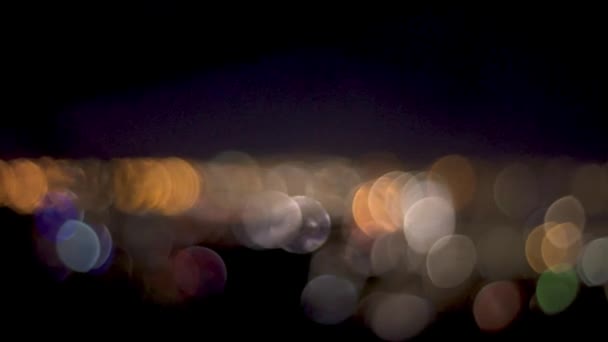 Rozmazané Městská Světla Lehce Blikají Pod Tmavou Noční Oblohou — Stock video