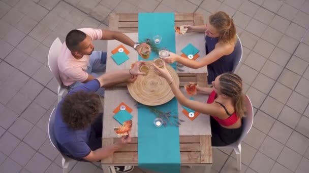 Eine Gruppe Von Kindern Isst Pizza Tisch Vier Kleine Jungen — Stockvideo