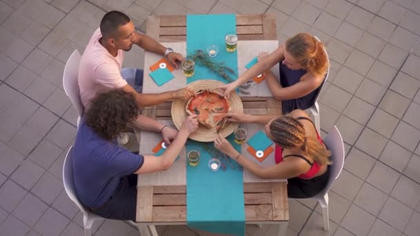 Eine Gruppe Von Kindern Isst Pizza Tisch Vier Kleine Jungen — Stockvideo