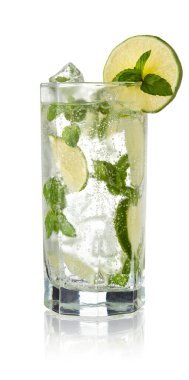 Bol buzlu mojito kokteyli, beyaz rom, limon suyu ve tonik, limon dilimleri ve beyaz arka planda izole edilmiş nane yapraklarıyla süslenmiş.