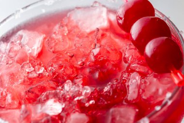 Vişneli margarita kokteylini tekila, kiraz suyu, ezilmiş buz ve bir bardak kirazla süslenmiş tuz ile kapat.