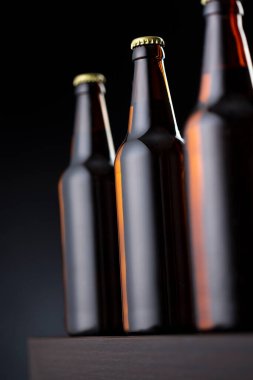 Arka arkaya üç şişe soğuk bira, fotokopi alanı olan bir bar tezgahında.