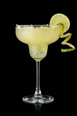 Klasik limonlu margarita kokteyli, tekila, limon suyu, ezilmiş buz ve bardağın kenarında tuz, beyaz arka planda izole edilmiş bir dilim limonla süslenmiş.