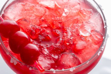 Vişneli margarita kokteyli, tekila, kiraz suyu, ezilmiş buz ve bir bardağın kenarına tuz serpiştirilmiş, maraschino ile süslenmiş.