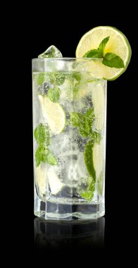 Bol buzlu mojito kokteyli, beyaz rom, limon suyu ve tonik, limon dilimleri ve siyah arka planda izole edilmiş nane yapraklarıyla süslenmiş.