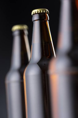 Üç şişe soğuk biranın ayrıntıları bir bar tezgahında