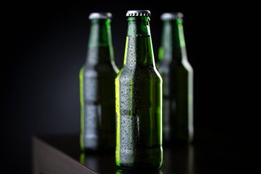 Barda arka arkaya üç şişe soğuk bira.