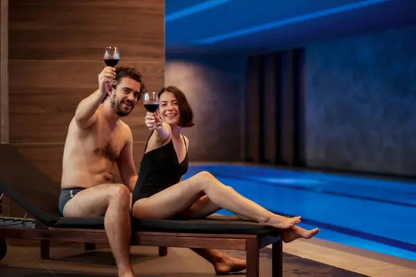 Aşık Bir Çift Tatilin Tadını Çıkarıyor Spa Merkezinin Havuzunda Dinleniyor — Stok fotoğraf